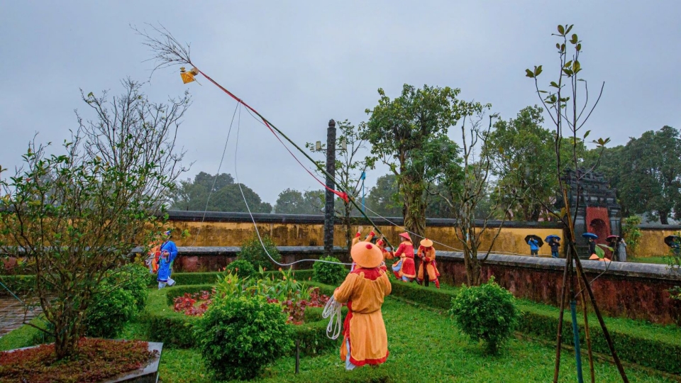 Hạ nêu, khai ấn tặng chữ đầu xuân cho du khách và người dân tại Huế